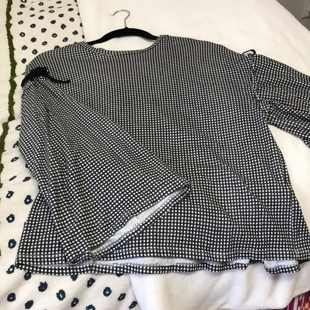 Adorable flowy sleeve top